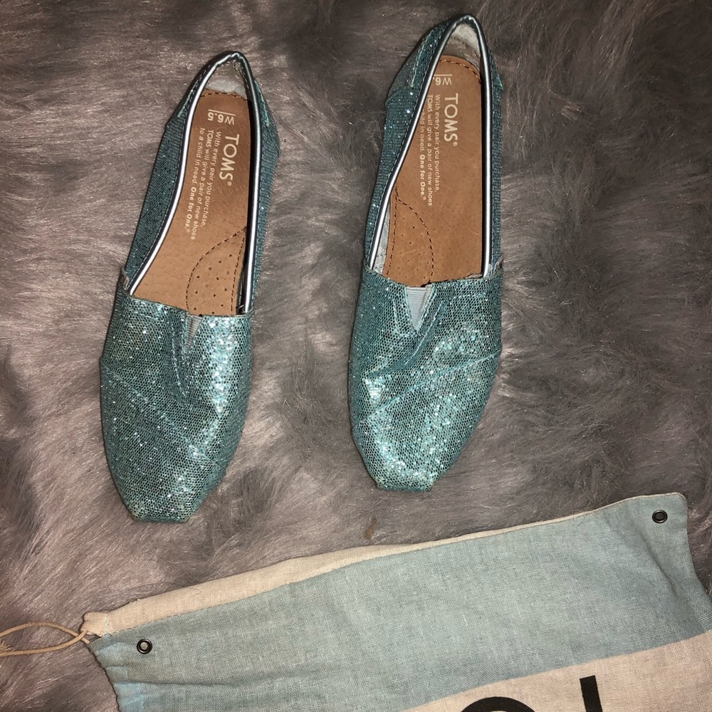 Sparkly blue toms